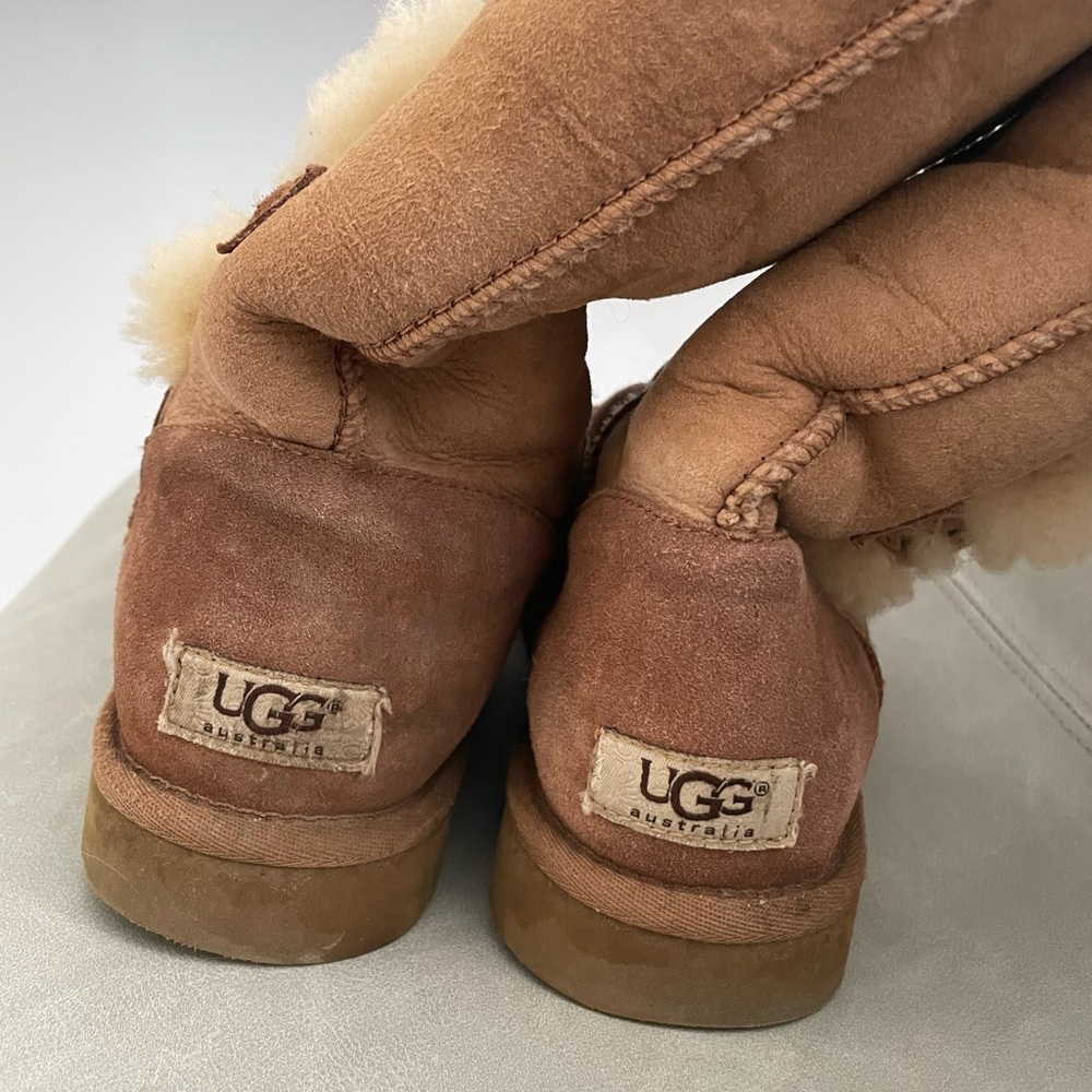 Used Ugg boots - Picture 2 of 2